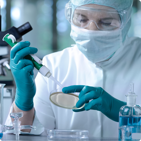 Une scientifique en train de travailler en laboratoire.